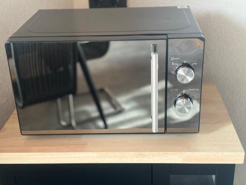a microwave oven sitting on top of a table at Ferienwohnung Fürst in Ehringshausen