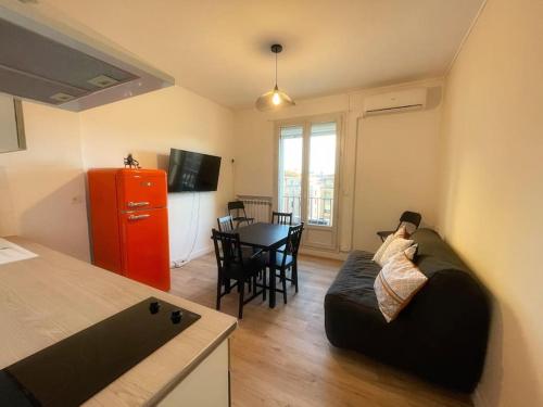 un salon avec un canapé et une table dans l'établissement Pied à terre Vieux Port vue Notre Dame de la Garde, à Marseille