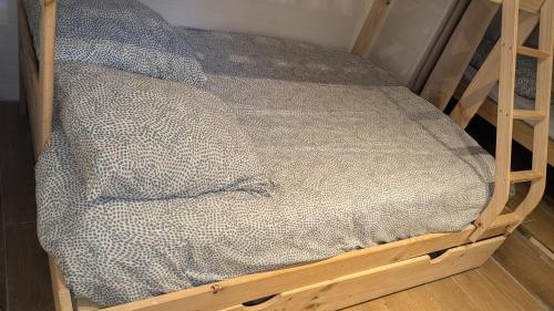 ロワイヤンにある'Le patio' Appartement avec terrasseの木枠のベッド1台分