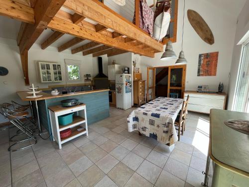 - une cuisine avec une table et un comptoir dans l'établissement Maison à 300m de la mer, à Trégunc