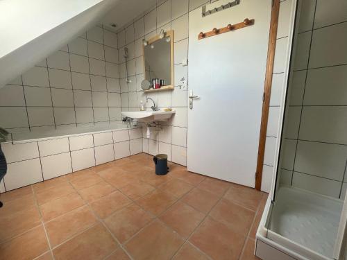 une salle de bain avec un lavabo et une douche dans l'établissement Maison à 300m de la mer, à Trégunc