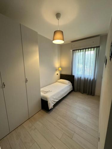 a small bedroom with a bed and a window at Villa Sofia in Baveno