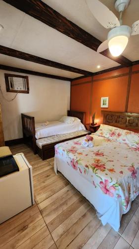 a bedroom with two beds in a room at Pousada Abayomi in Paraty