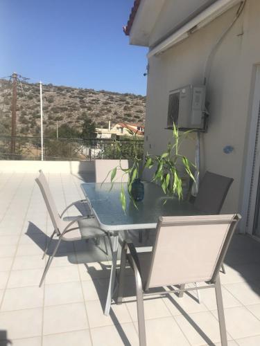 Balkoni atau teres di Beautiful maisonette with a view to the mountains and the sea