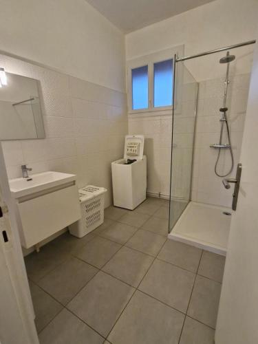 une salle de bain avec une douche, un lavabo et des toilettes dans l'établissement Appartement lumineux avec 3 chambres, à Florac