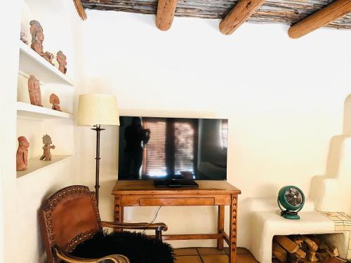 Televisyen dan/atau pusat hiburan di Hacienda Del Sol Historic B&B