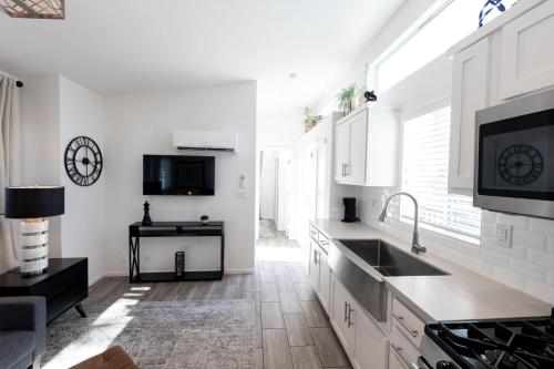 Kuchyň nebo kuchyňský kout v ubytování Cottage on Historic Grounds Citrine