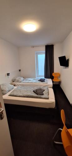 アルテンブルクにあるWenzelstrasseの部屋にベッドが3つある部屋