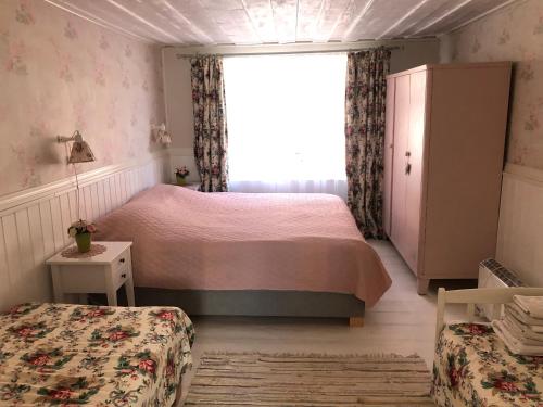 a bedroom with a bed and a window at Lille Lux Apartment in Viljandi