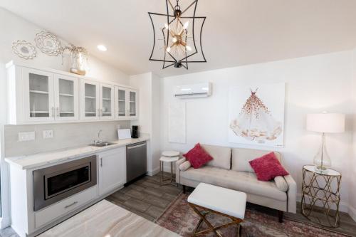Biały salon z kanapą i kuchnią w obiekcie Elegant Courtyard Cottage Ruby w mieście Reno