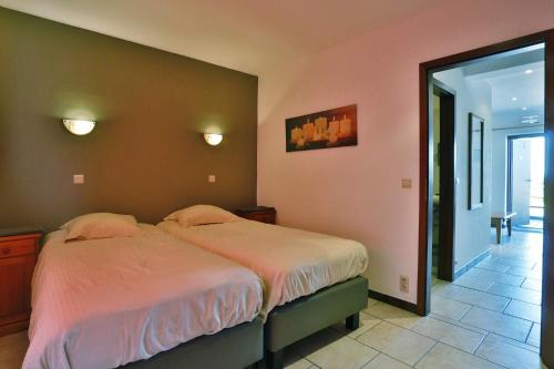 Postel nebo postele na pokoji v ubytování Hotel-Restaurant La Crémaillère