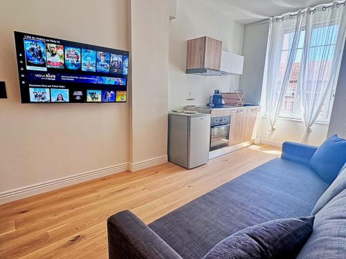 un salon avec un canapé et une cuisine dans l'établissement chic & élégant, à Villeurbanne