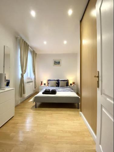 une chambre avec un lit avec des oreillers bleus dans l'établissement Jerickais House à Bezons, à Bezons