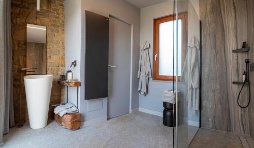 Domus in Cauda - Pool Langhe View - Free Parking & Wi-Fiにあるバスルーム