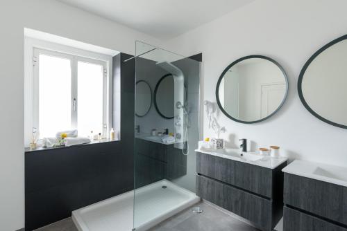a bathroom with two sinks and two mirrors at Urban Bliss Guesthouse II in Faro