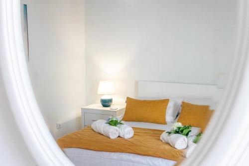 a bedroom with a bed with towels on it at Maria's Haven in Santo António