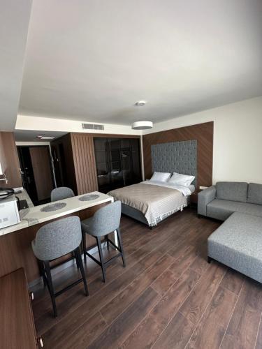 une chambre d'hôtel avec un lit, une table et des chaises dans l'établissement Grand Sapphire Casino 21 studio, à Iskele