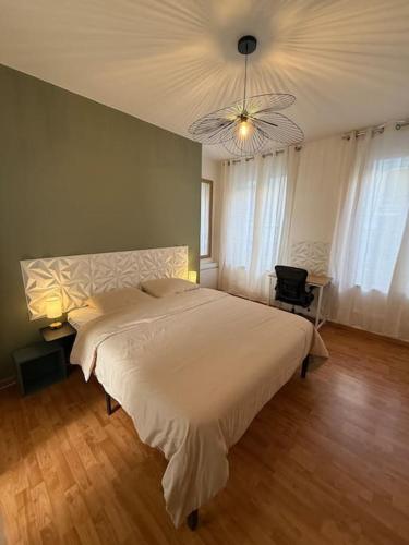 une chambre avec un grand lit blanc avec un plafond dans l'établissement Cosy d'Opale, 4 pers, proche vielle ville, wifi, à Boulogne-sur-Mer