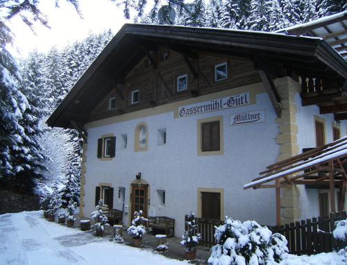 EggenにあるPrivatzimmer Gassermühleの雪の中に看板のある建物