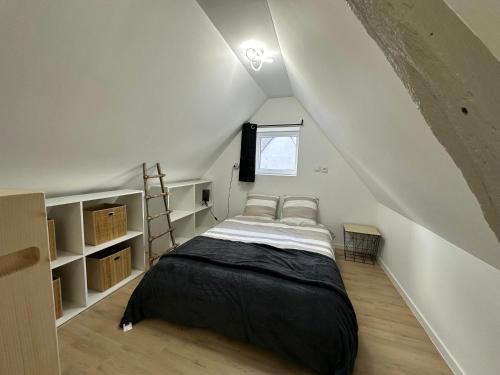 une chambre avec un lit dans un grenier dans l'établissement Belle Maison de ville neuve, à Angers