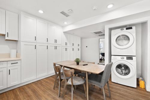 ロサンゼルスにあるPerfect Location Near USC, 1Bedroom with Shared Accessのキッチン(テーブル、洗濯機、乾燥機付)