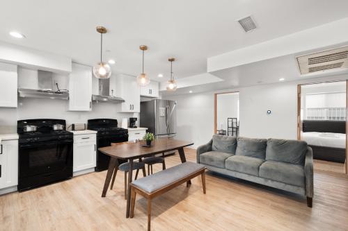 ロサンゼルスにあるPerfect Location Near USC, 1Bedroom with Shared Accessのキッチン、リビングルーム(ソファ、テーブル付)