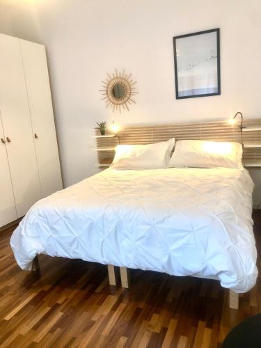 a bedroom with a large bed with white sheets at Casa de Mama in Trieste