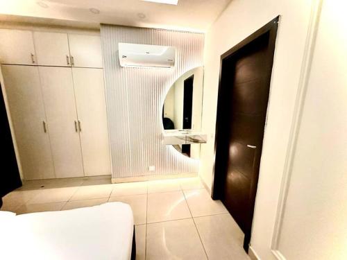 Ένα μπάνιο στο Elysium Tower Cozy 2Bhk with Netflix & City Views