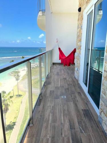 a balcony with a view of the beach and the ocean at Apartamento en Playa Escondida - Vista al Mar in María Chiquita