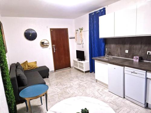 un salon avec un canapé et une cuisine dans l'établissement Studio proche centre avec terrasse, à Draguignan