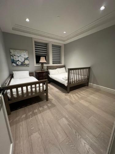 Postel nebo postele na pokoji v ubytování Private Rooms in Vancouver West