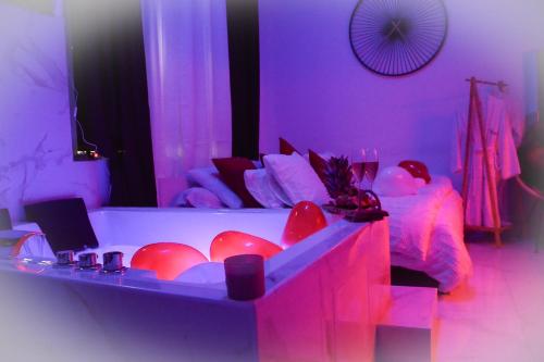 Cette chambre comprend un lit orné de lumières roses. dans l'établissement Onuage, à Tourcoing