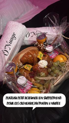 un panier rempli de différents types de fruits et légumes dans l'établissement Onuage, à Tourcoing