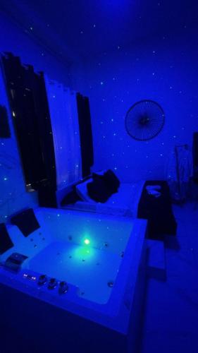 Cette chambre bleue dispose d'une baignoire. dans l'établissement Onuage, à Tourcoing