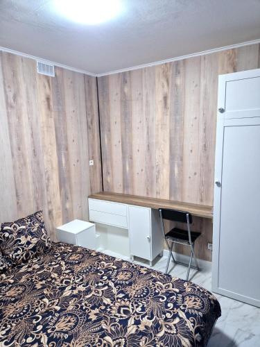 une chambre avec un lit et un bureau dans l'établissement Studio proche centre avec terrasse, à Draguignan