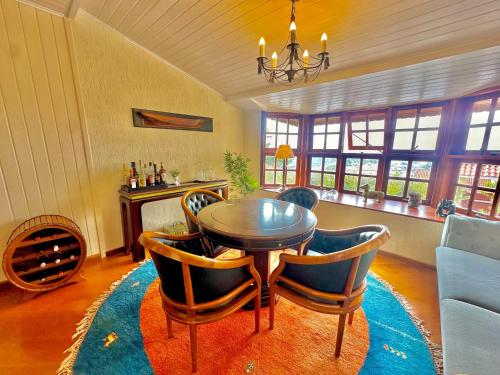 a dining room with a table and some chairs at Recanto Due Fratelli in Campos do Jordão