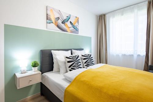 Central - Free Parking - Large Balcony