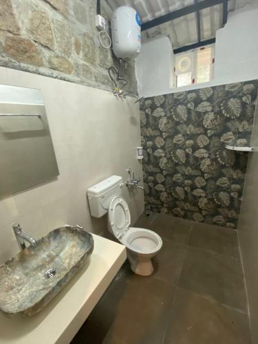 Bilik mandi di English Rustic Stone Cottage