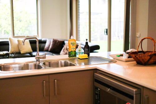 Una cocina o zona de cocina en StayAU Spacious Stay Point Cook