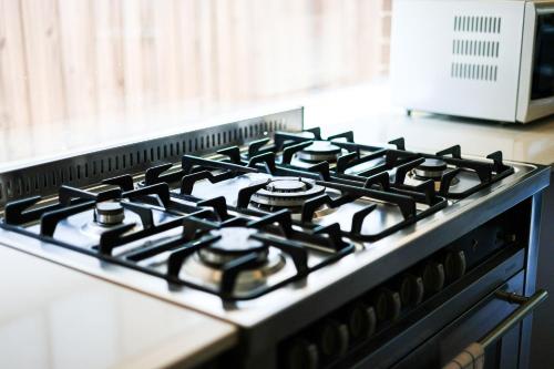 Una cocina o zona de cocina en StayAU Spacious Stay Point Cook