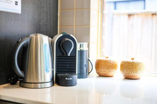 Utensilios para hacer té y café en StayAU Spacious Stay Point Cook