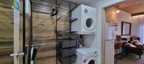Η κουζίνα ή μικρή κουζίνα στο Cedarwood Apartments