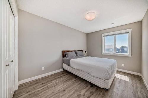 Ένα ή περισσότερα κρεβάτια σε δωμάτιο στο Bright Pet Friendly SE Calgary Home