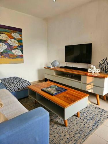 TV a/nebo společenská místnost v ubytování Modern town house with pool and 3 Bdrms