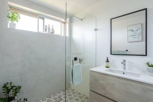 Un baño de Mindy's by the beach