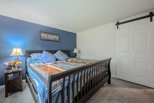 Кровать или кровати в номере Belmont Lakeside Retreat
