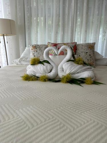 two swans made out of towels on a bed at Villa La Fortuna en Altos del Maria in Sorá