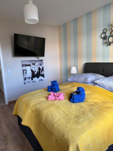 a bedroom with a yellow bed with bows on it at Apartment 55 I Cental Hof I WiFi I TV in Hof
