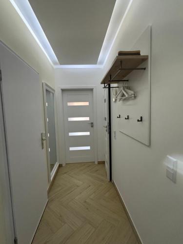 a hallway with white walls and a ceiling at Apartment 55 I Cental Hof I WiFi I TV in Hof