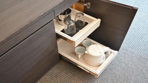 Příslušenství pro přípravu čaje a kávy v ubytování Hotel Keihan Tokyo Yotsuya